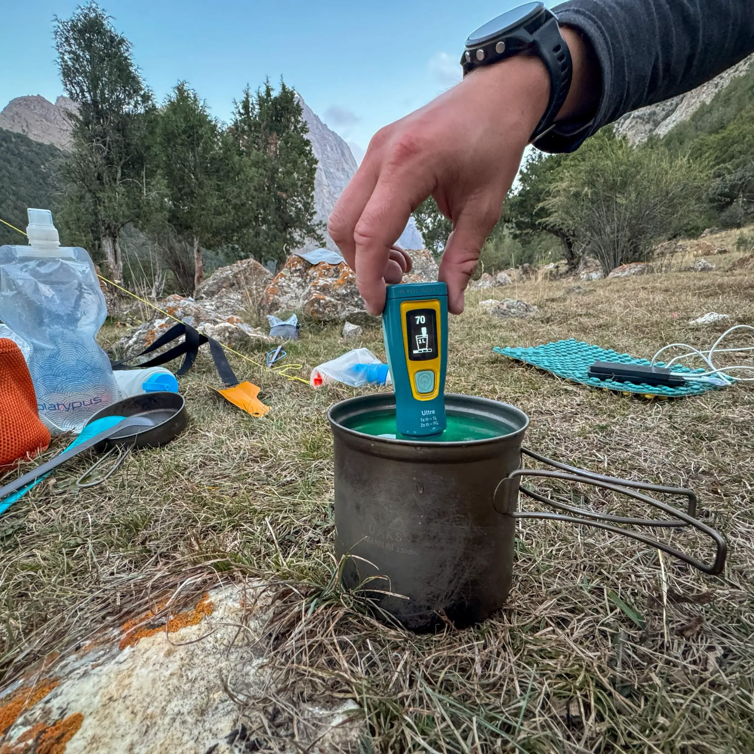 Vodní filtr Steripen Ultra je malá cestovní lampa s ultrafialovým zářením, která odstraní 99,9 % mikroorganismů a virů během 90 sekund. Životnost 8000 litrů.