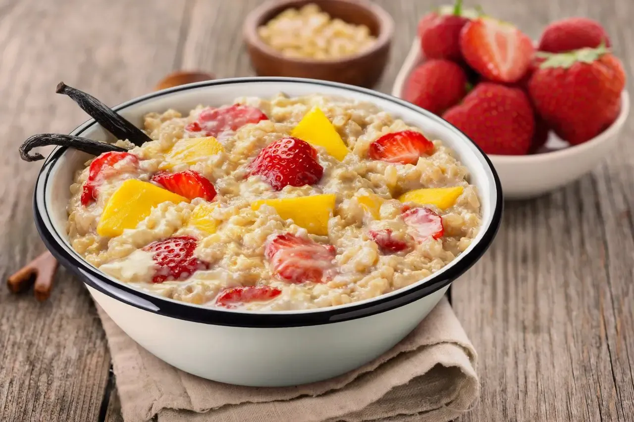 Adventure Menu Rice Porridge with Strawberries, Mango and Vanilla