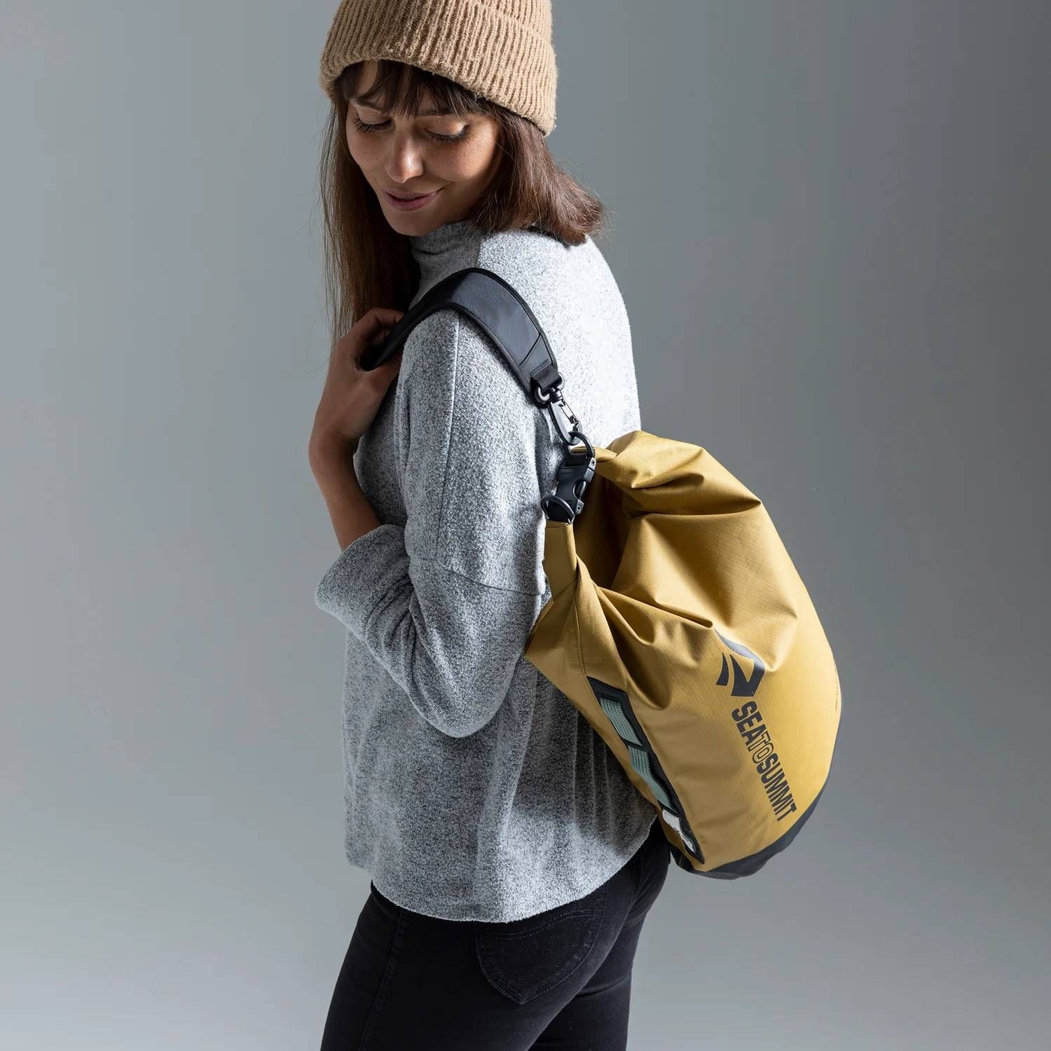 Untitled 1 0000 ASG012041EcommBigRiverDryBagDullGoldStrapBackFemale