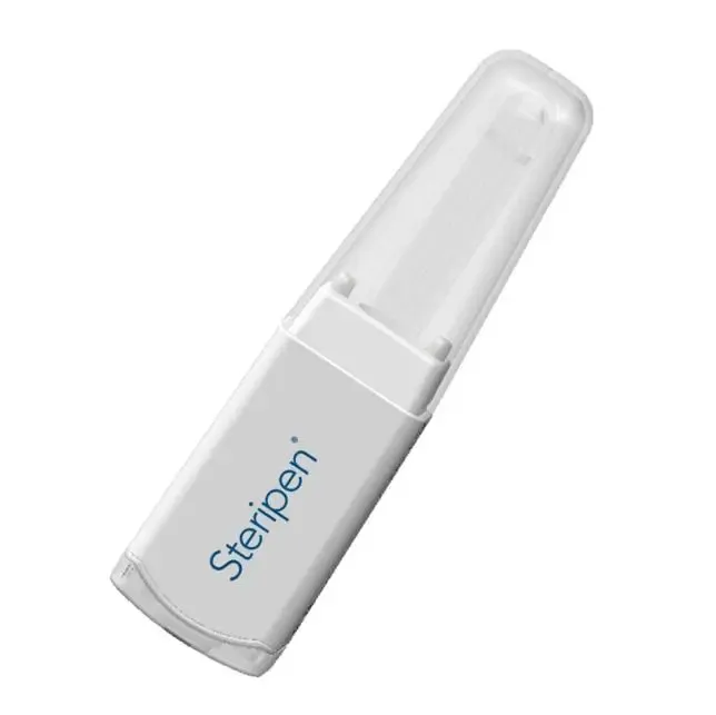 Vodní filtr Steripen Ultralight je malá cestovní lampa s ultrafialovým zářením, která odstraní 99,9 % mikroorganismů a virů během 90 sekund. Životnost 8000 litrů.