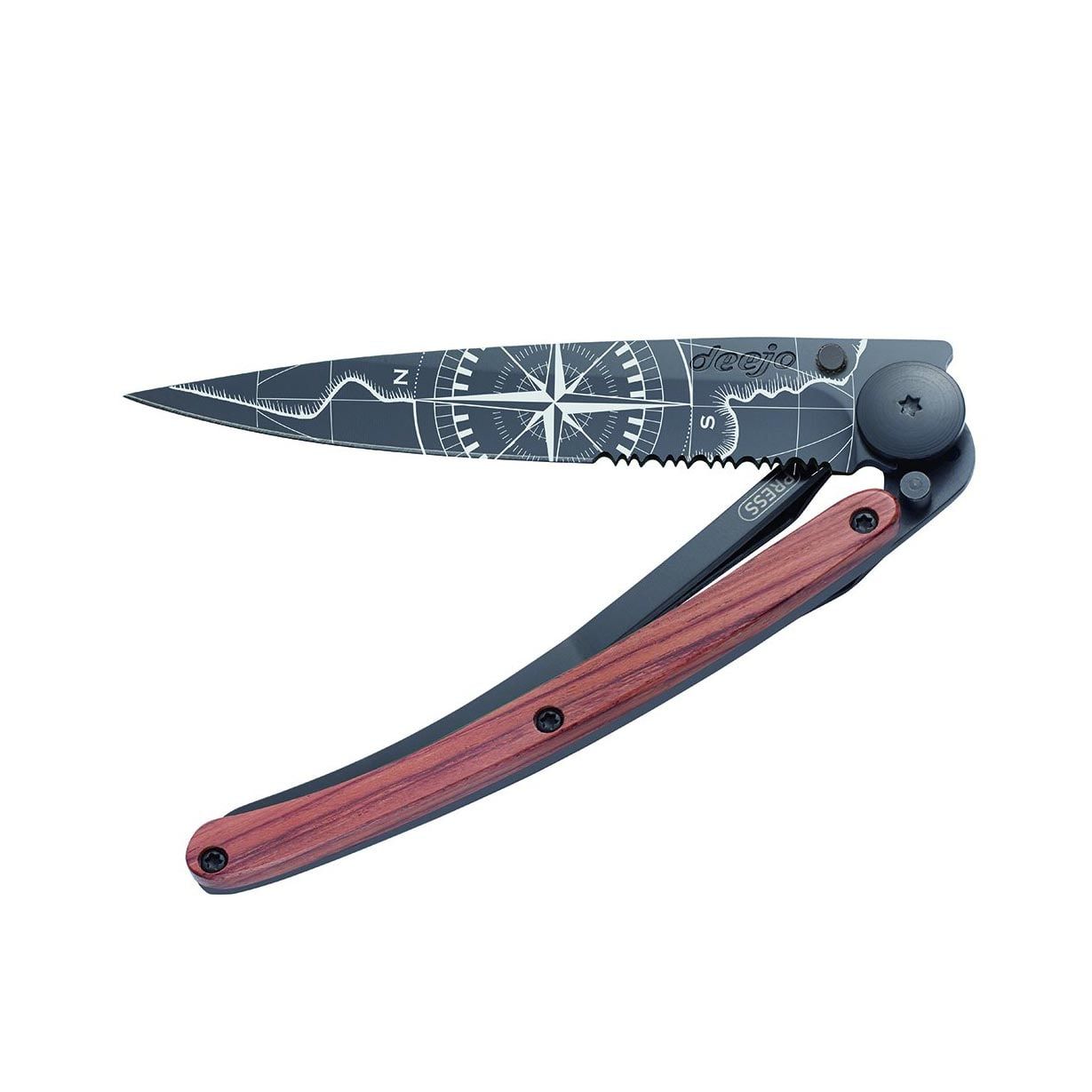 Ultralehký a minimalistický nůž Deejo Tattoo Serration Black 37g Terra Incognita Coralwood s částečné zubatou čepelí, s motivem "Země neznámá"