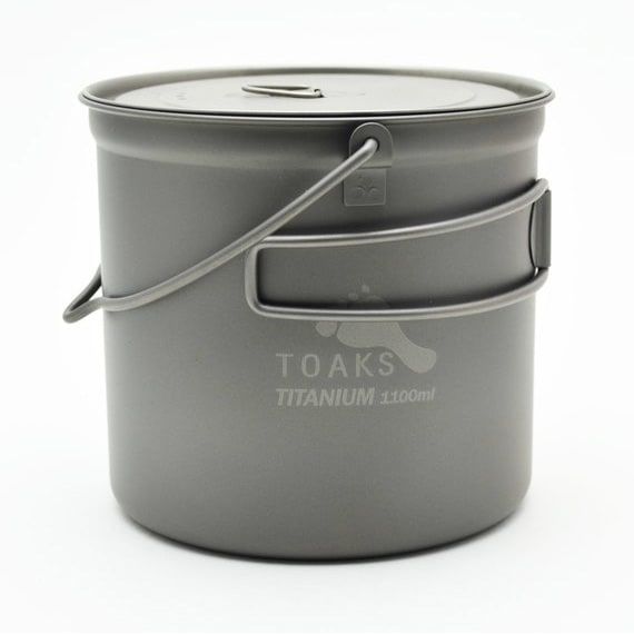 TOAKS Ultralehký titanový hrnec 1100 ml Bail Handle s pokličkou a závěsným madlem