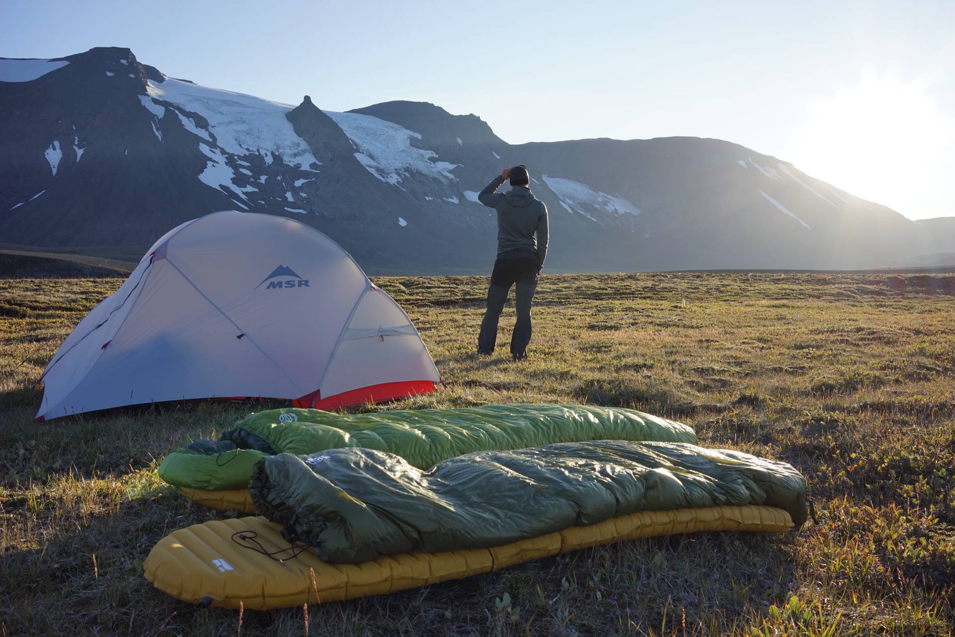 Hiker s lehkým batohem v ranním světle