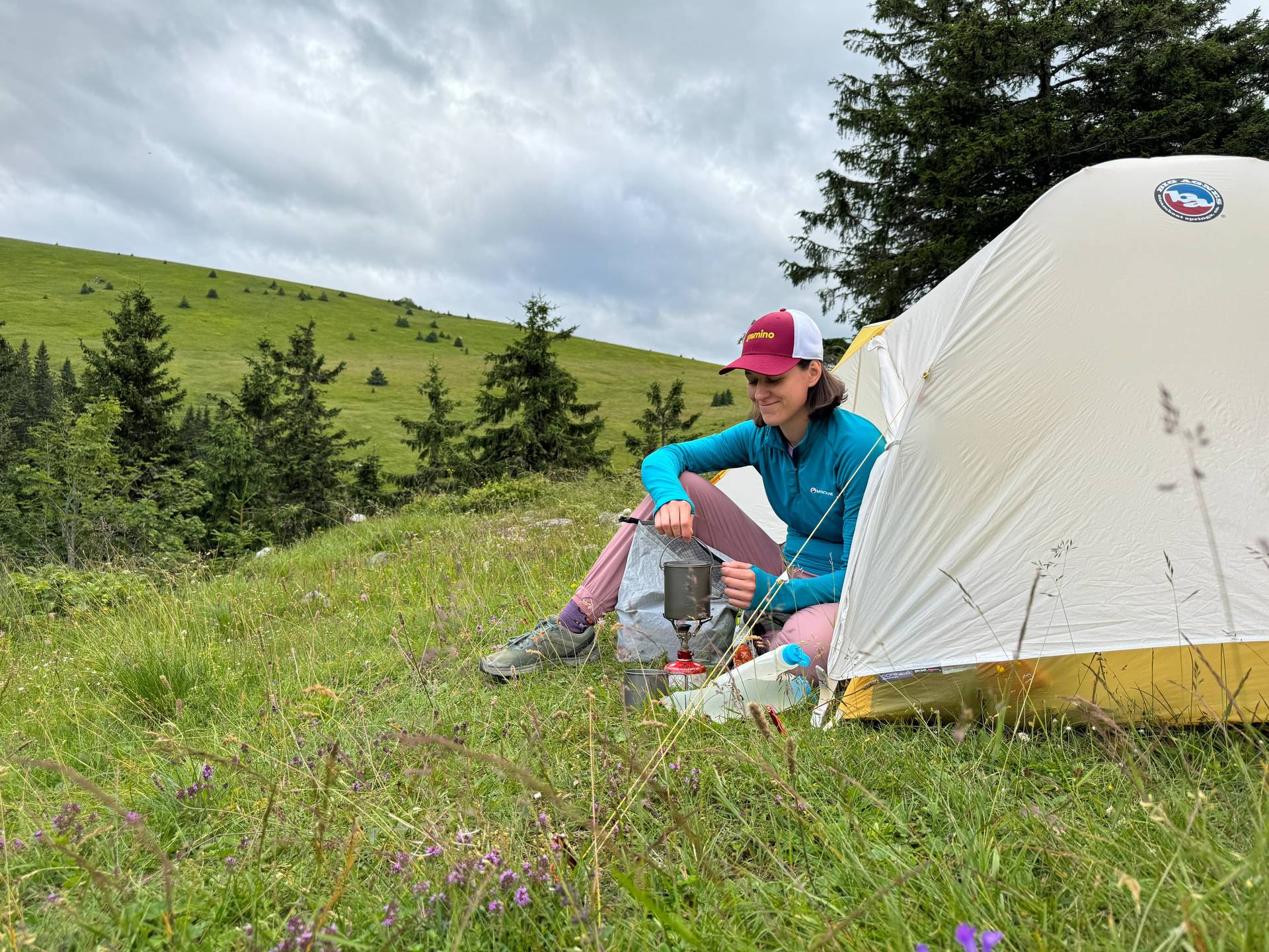 Vaření dehydrovaného jídla u stanu Big Agnes Tiger Wall UL2